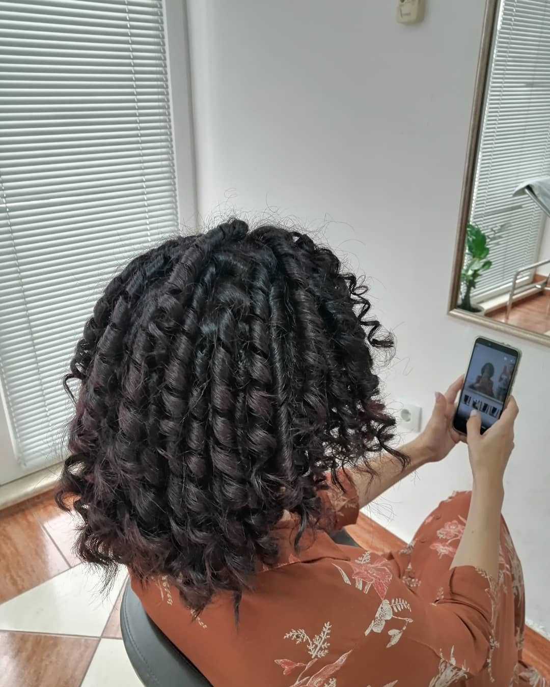 Frizersko kozmeticki salon Alex #podgorica Uvijanje, lokne i talasi Afro lokne - kosa srednje dužine
