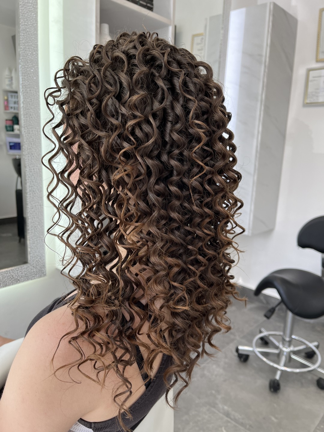 Beautysalon_marija #podgorica Uvijanje, lokne i talasi Afro lokne - kosa srednje dužine