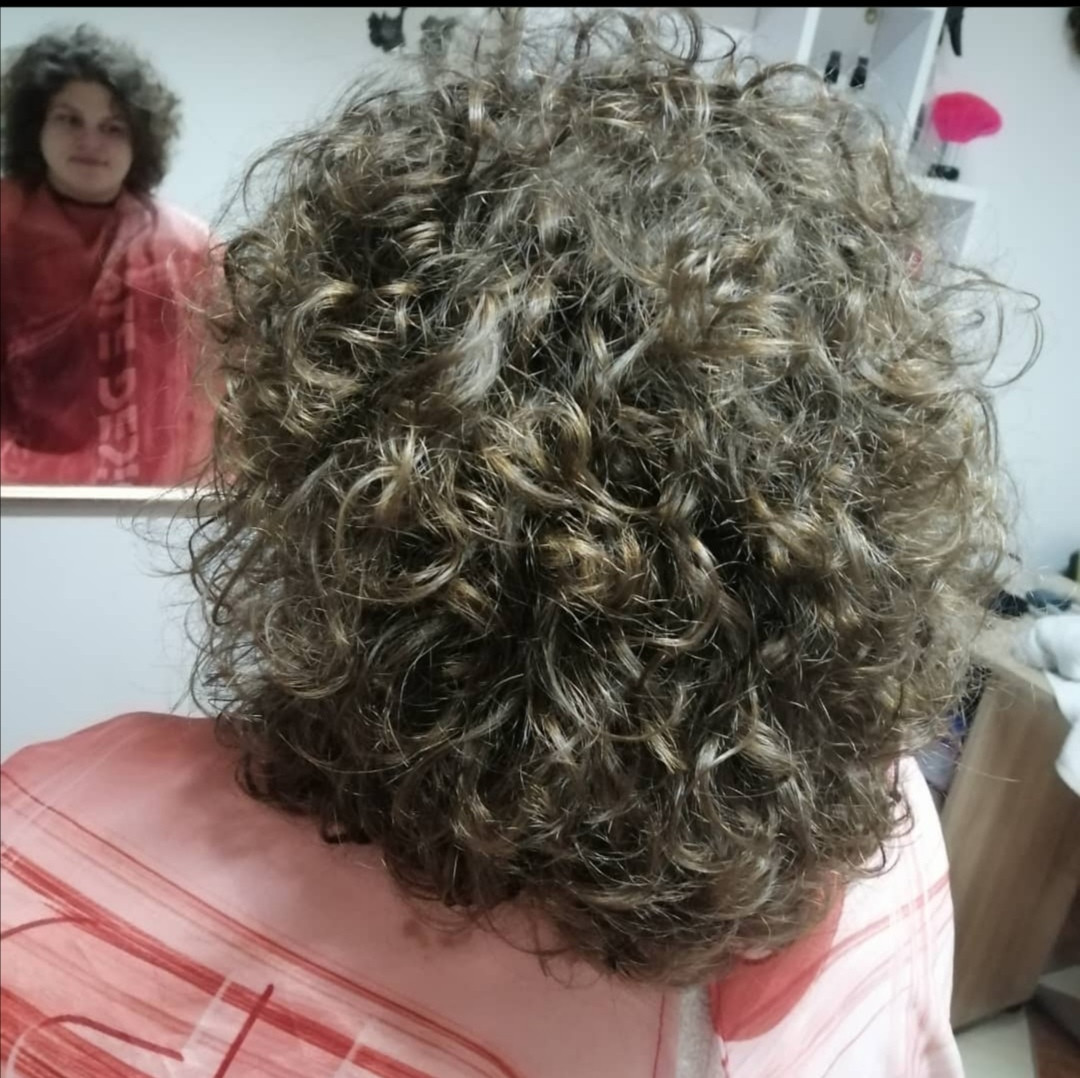 Žensko šišanje - sve dužine - Frizersko kozmeticki salon Alex, Podgorica Žensko šišanje Frizerski saloni Žensko šišanje, Podgorica, Centar