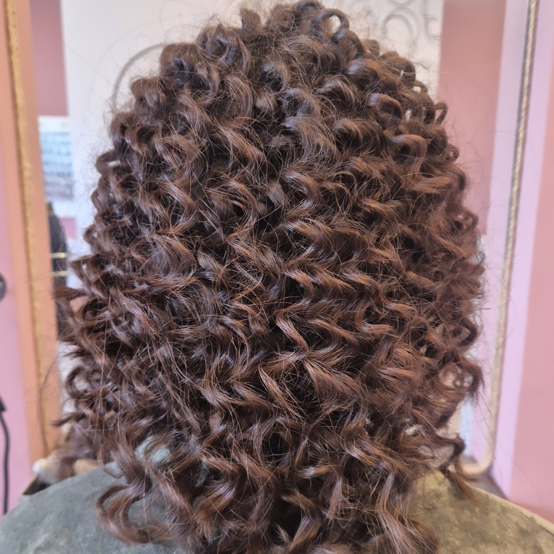 Honey #podgorica Uvijanje, lokne i talasi Afro lokne - kosa srednje dužine