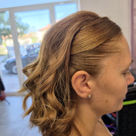 Honey #podgorica Feniranje i stilizovanje Talasi na presu - kosa srednje dužine