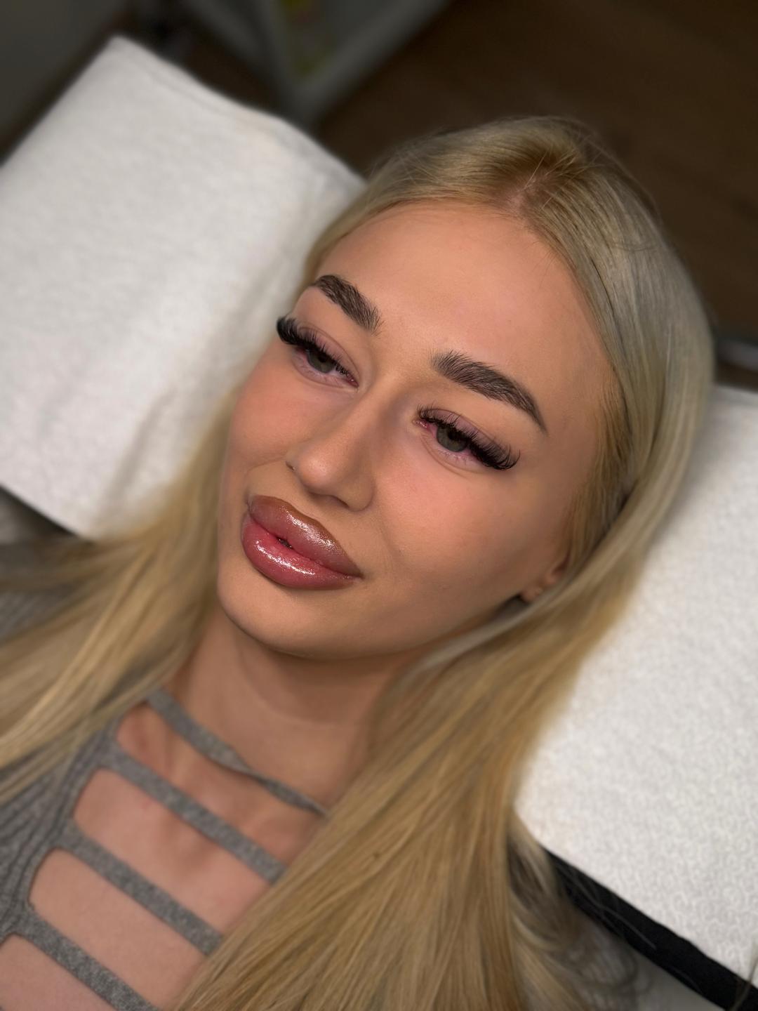 Nadogradnja svilenih trepavica - mega volumen - Glossed Beauty, Podgorica Nadogradnja trepavica Lice Nadogradnja trepavica, Podgorica, Centar