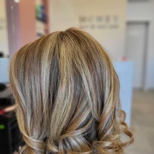 Honey #podgorica Ombre, sombre, balayage Balayage + toniranje + feniranje - srednja dužina kose