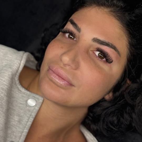 Glossed Beauty #podgorica Nadogradnja trepavica Nadogradnja svilenih trepavica - volumen 2D