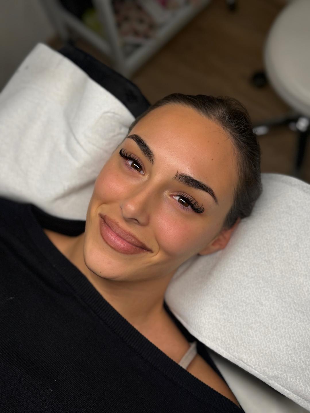 Nadogradnja svilenih trepavica - volumen 2D - Glossed Beauty, Podgorica Nadogradnja trepavica Lice Nadogradnja trepavica, Podgorica, Centar