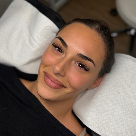 Glossed Beauty #podgorica Nadogradnja trepavica Nadogradnja svilenih trepavica - volumen 2D