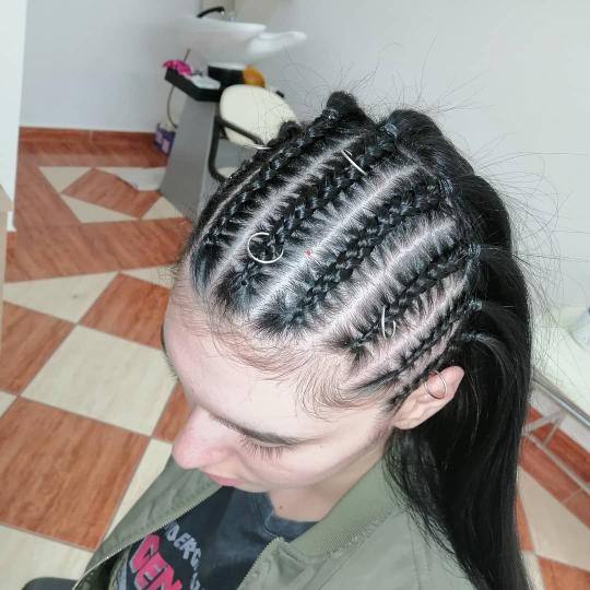 Frizersko kozmeticki salon Alex #podgorica Pletenice, kike, punđe Pletenica - pola glave